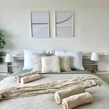 Spacious Apt Near Castle *